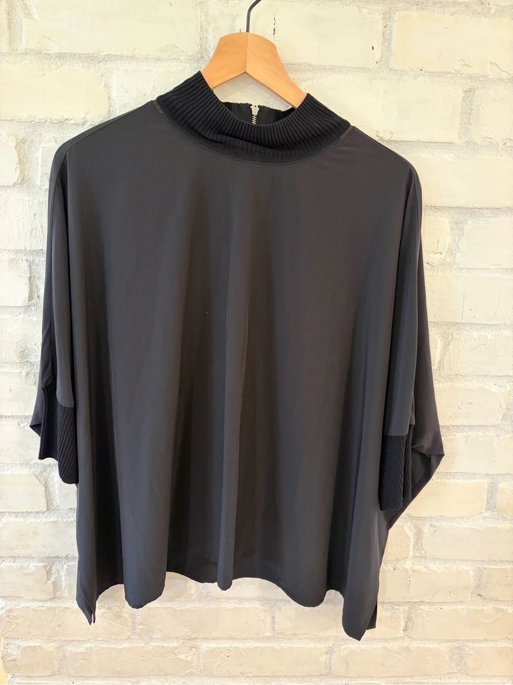 Athleta Drape Sleeve Top (B4)